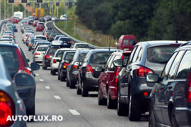 Este oficial, primești amendă dacă nu-l lași pe cel care semnalizează să intre în fața ta! Senatul a aprobat „regula fermoarului”