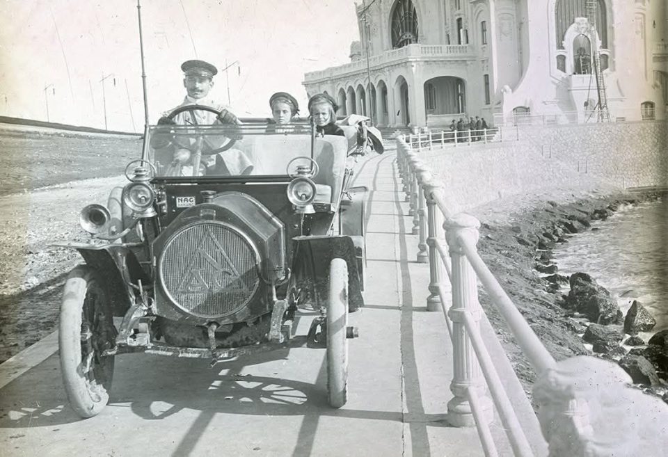 Plimbare pe faleză, lângă Cazinoul din Constanța