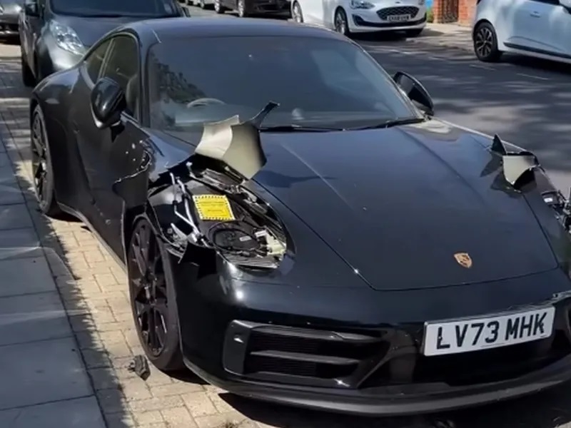 Furt spectaculos de faruri la un Porsche 911 în Marea Britanie