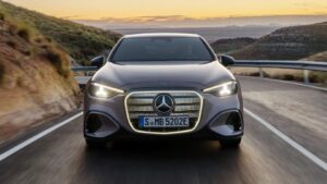 Vedere laterală a noului sedan Mercedes-Benz Clasa C electric 2027 pe platforma MB.EA, prezentând designul aerodinamic și jantele din aliaj optimizate.