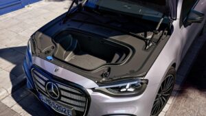Portbagajul frontal deschis al noului Mercedes-Benz Clasa C electric, demonstrând spațiul suplimentar de depozitare pentru cablurile de încărcare.