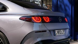 Vedere laterală a noului sedan Mercedes-Benz Clasa C electric 2027 pe platforma MB.EA, prezentând designul aerodinamic și jantele din aliaj optimizate.