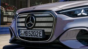 Vedere laterală a noului sedan Mercedes-Benz Clasa C electric 2027 pe platforma MB.EA, prezentând designul aerodinamic și jantele din aliaj optimizate.