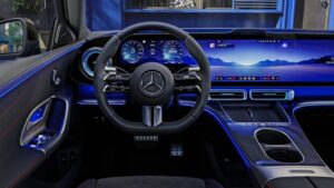 Habitaclul noului Mercedes-Benz Clasa C electric echipat cu ecranul panoramic MBUX Hyperscreen și iluminare ambientală activă.