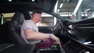 SUV de lux al lui Mirel Rădoi parcat în exterio