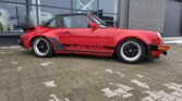 antă clasică Fuchs pe un Porsche 911 Targa din 1978, cu finisaj negru și satinat, arătând și detaliul etrierului de frână.