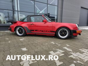 antă clasică Fuchs pe un Porsche 911 Targa din 1978, cu finisaj negru și satinat, arătând și detaliul etrierului de frână.