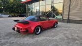 O singura persoana poate indeparta sectiunea centrala a plafonului pliabil al unui Porsche 911 Targa din 1978.
