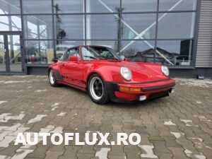 Interior Porsche 911 Targa 1978, evidențiind bordul cu cinci ceasuri analogice specifice și volanul original cu trei spițe.