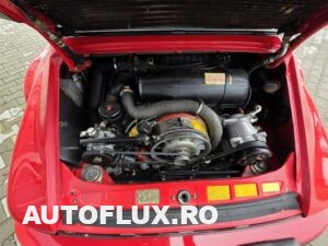Compartimentul motor al unui Porsche 911 Targa din 1978, arătând unitatea de 3.0 litri boxer răcită cu aer și sistemul de injecție CIS.