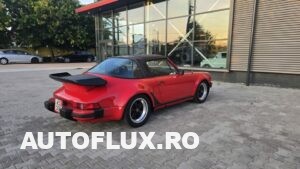 O singura persoana poate indeparta sectiunea centrala a plafonului pliabil al unui Porsche 911 Targa din 1978.